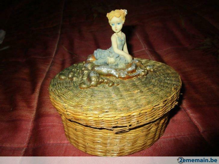 Danseuse sur panier en osier