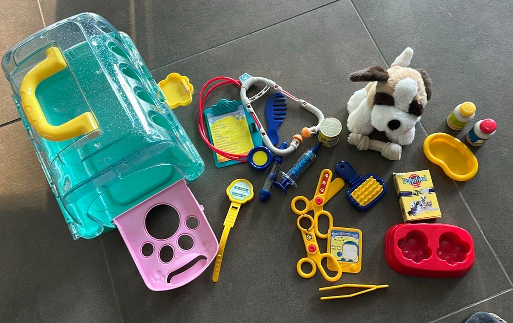 Hondje met draagmand en veearts spulletjes, Ophalen, Gebruikt