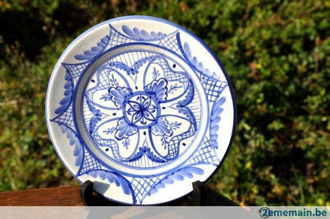 assiette decorative decor fleur bleu stylisée