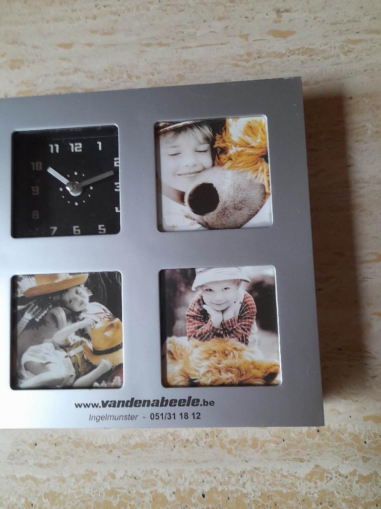 Klokje met fotokaders in één  reclame 'Vandenabeele', Ophalen of Verzenden, Gebruikt, Analoog, Wekker of Tafelklok
