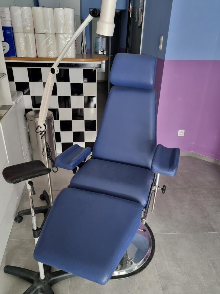 Medische stoel — Tatoeage of esthetiek, Elektronische apparatuur, Ophalen of Verzenden, Zo goed als nieuw