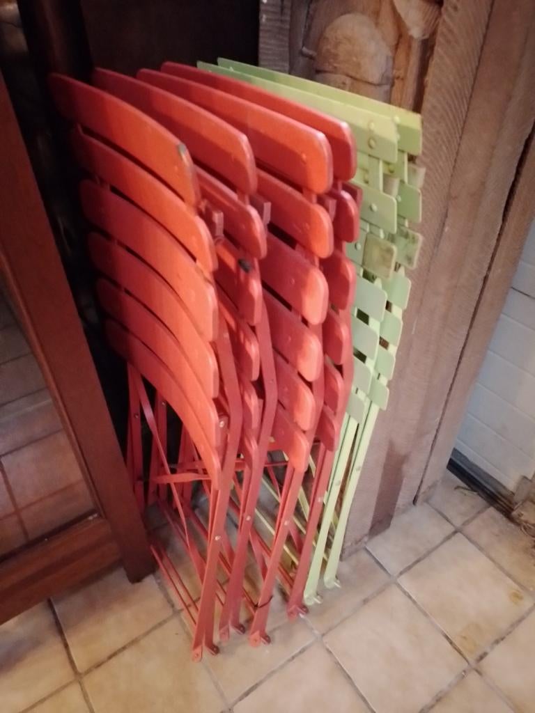 Chaises pliantes en métal, Enlèvement