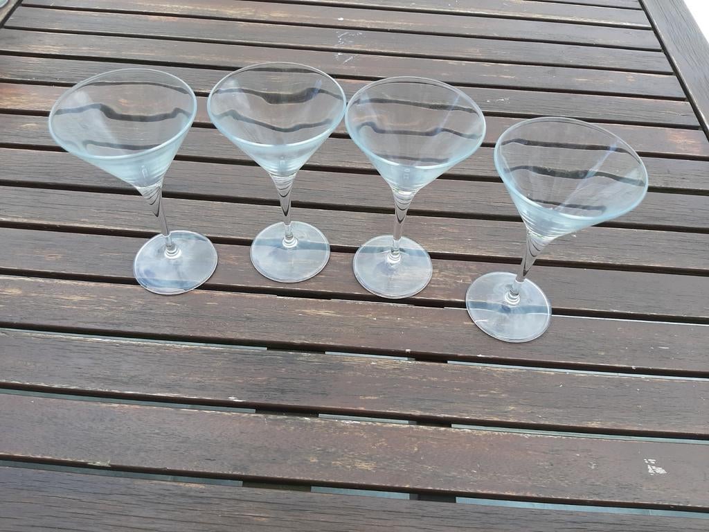 4 verres à aperitif sur pied, Enlèvement ou Envoi, Comme neuf