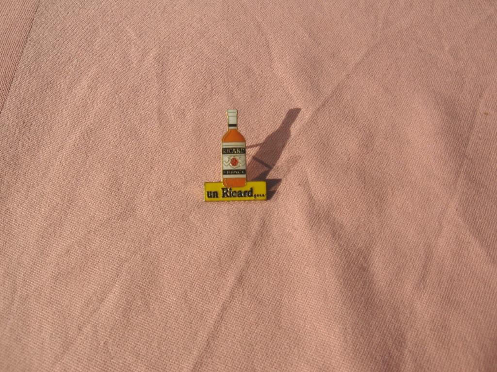 Ricard pin fles un Ricard…, Ophalen of Verzenden, Zo goed als nieuw, Merk, Speldje of Pin