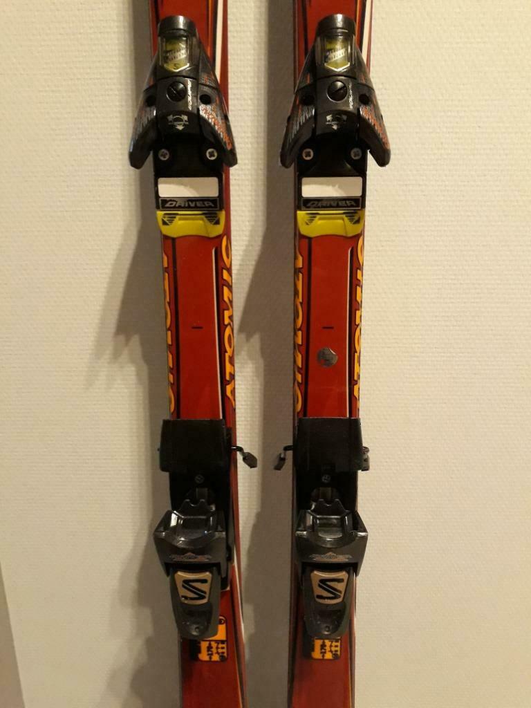 Ski atomic Carver et bâtons à vendre, Comme neuf, 140 à 160 cm, Enlèvement, Atomic