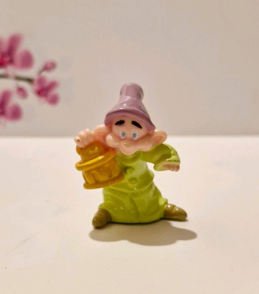 💜 Sneeuwwitje Dwerg, Verzamelen, Ophalen of Verzenden, Sneeuwwitje of Doornroosje, Zo goed als nieuw, Beeldje of Figuurtje