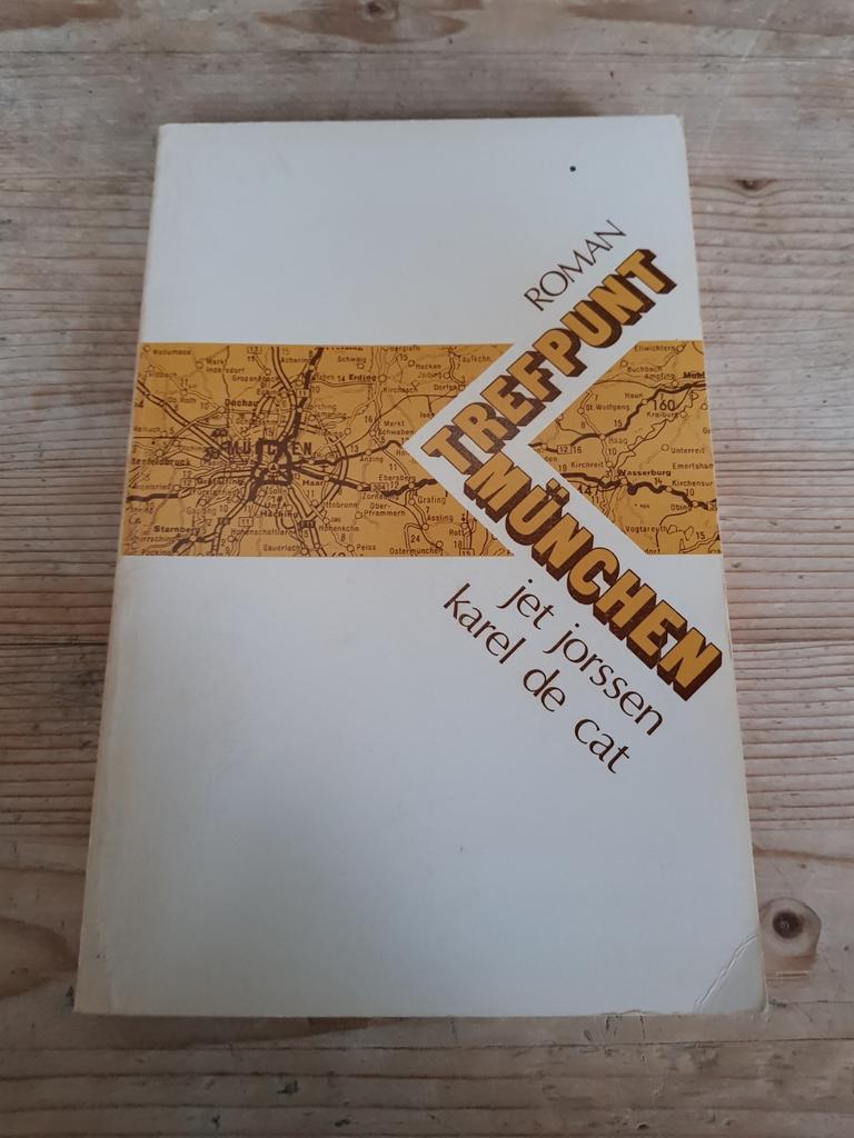 Roman Trefpunt München Jet Jorssen GESIGNEERD met opdracht, Ophalen of Verzenden, Gelezen