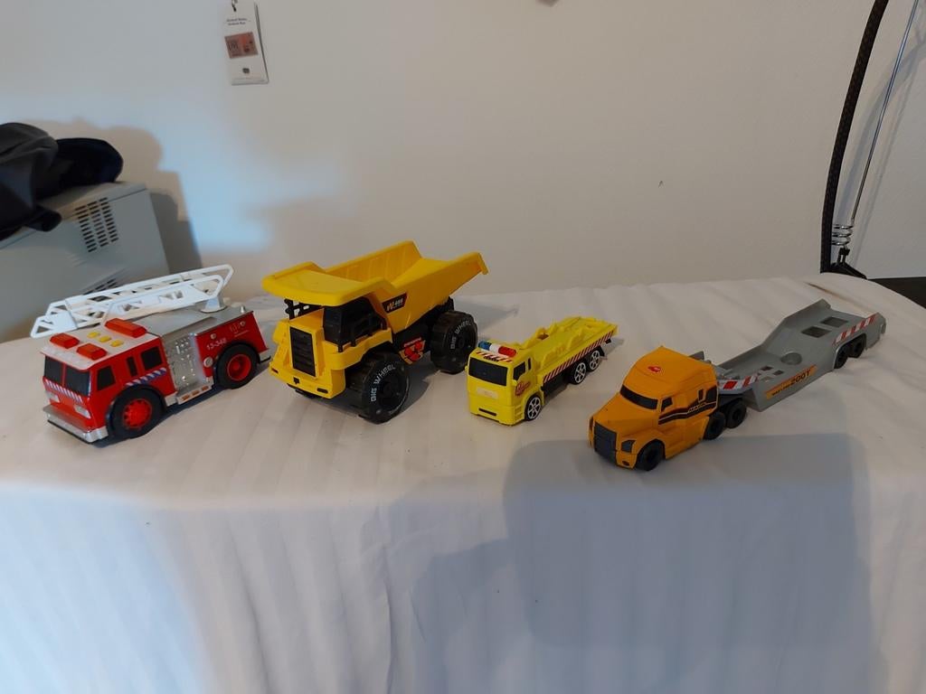 4 stuks brandweer en gele kipwagen maken geluid, Enlèvement ou Envoi, Comme neuf