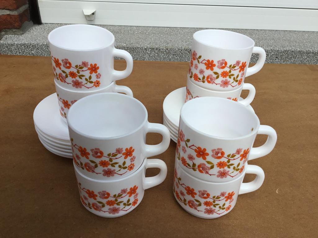8 retro tassen en 12 ondertassen, Antiek en Kunst, Ophalen