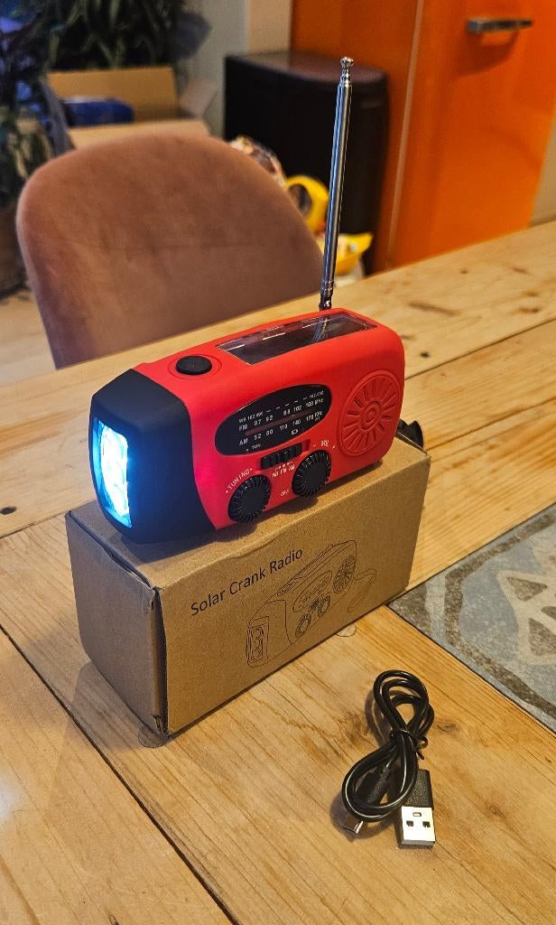 SOS Noodradio zonne-energie/handcrank/LED lamp+powerbank, Audio, Tv en Foto, Radio's, Ophalen of Verzenden, Nieuw, Radio