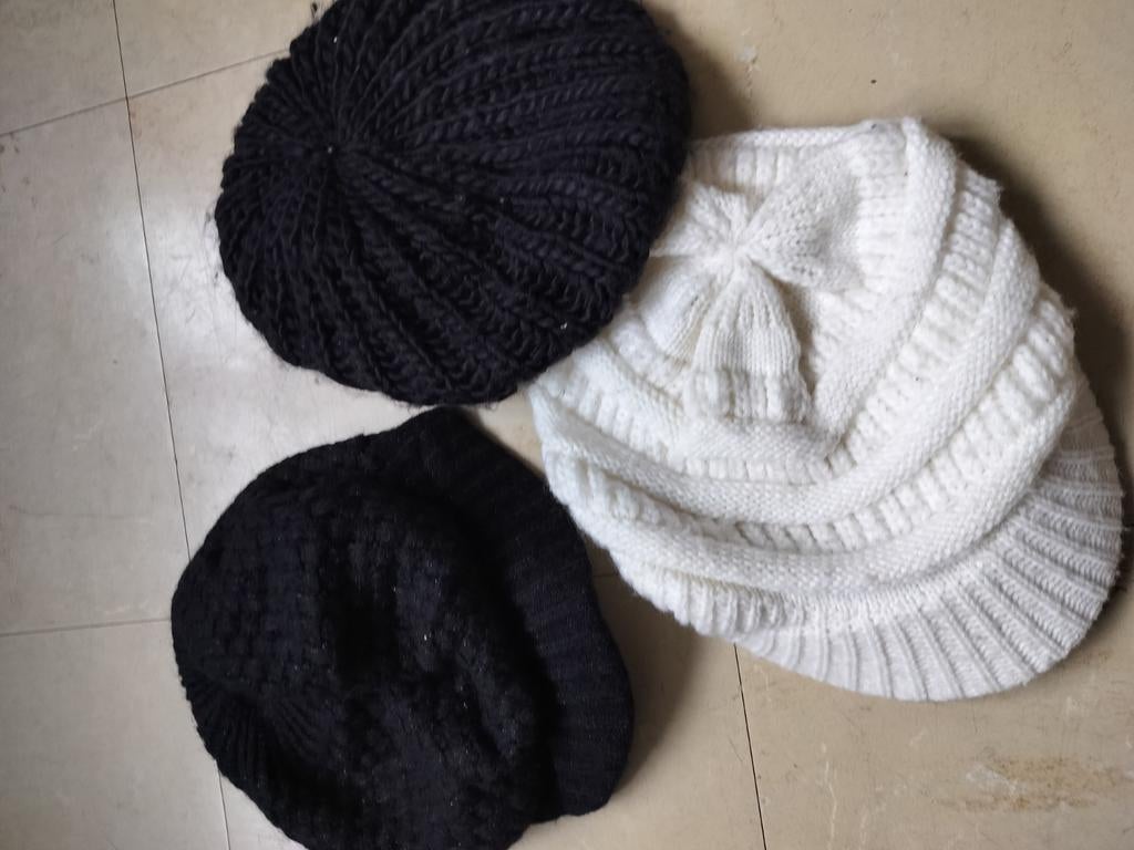 2 stuks hoeden ,en 1 Baret, Enlèvement, Porté