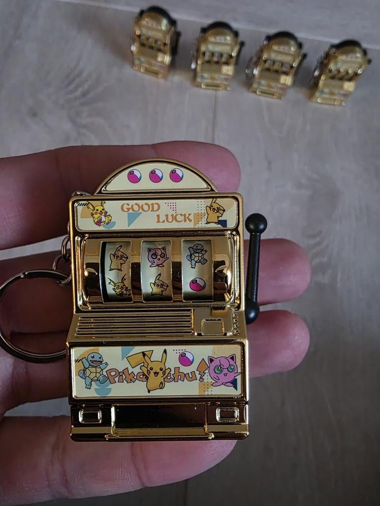 Mini gouden Pokémon slot machine sleutelhanger, Ophalen, Nieuw, Overige typen, Foil