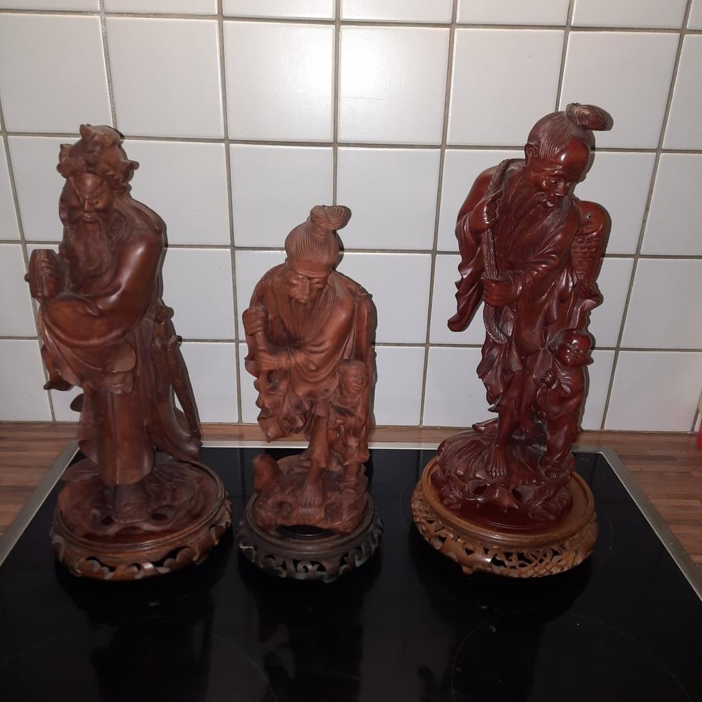 Bois sculpté, signé. 35 cm et 26 cm, sur pied., Enlèvement ou Envoi, Comme neuf