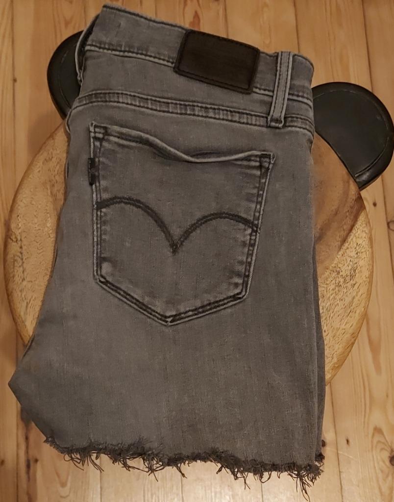 Korte broek van Levis, Kleding | Dames, Nieuw, Ophalen of Verzenden, W28 - W29 (confectie 36), Grijs