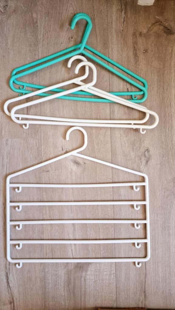 4 kleerhangers + 1 multifunctionele kleerhanger, Ophalen of Verzenden, Gebruikt, Kunststof, Kinderen en Volwassenen