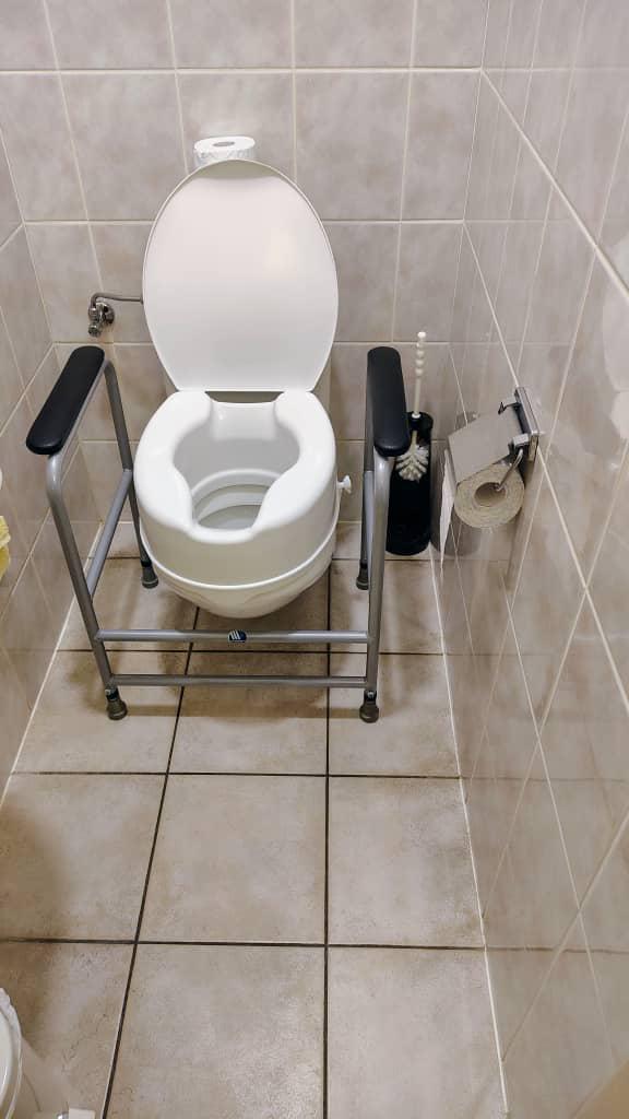 Verstelbare toiletsteun, Huis en Inrichting, Ophalen, Zo goed als nieuw