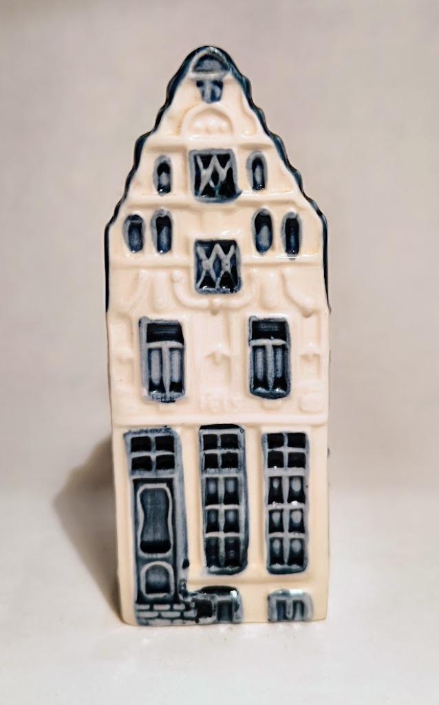KLM 10, Oudezijds Voorburgwal 57, De Gecroonde Raep, Ophalen
