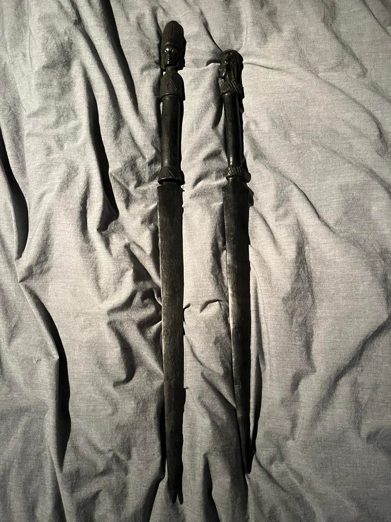 2 sabres africains en bois, Envoi
