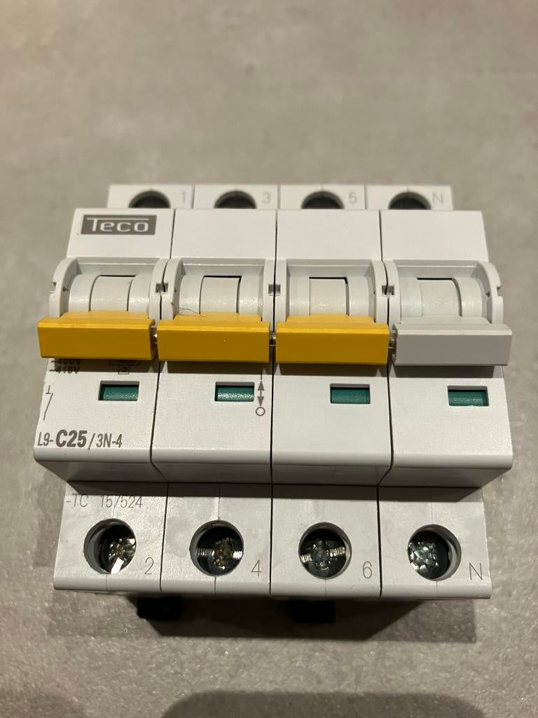 2x TECO - Automaat TC 3P+N 25A 4,5kA curve C, Ophalen, Zo goed als nieuw