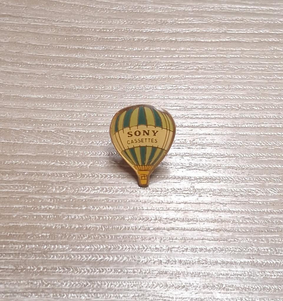 PIN - SONY - CASSETTES - LUCHTBALLON - MONTGOLFIERE, Envoi, Utilisé, Marque, Insigne ou Pin's