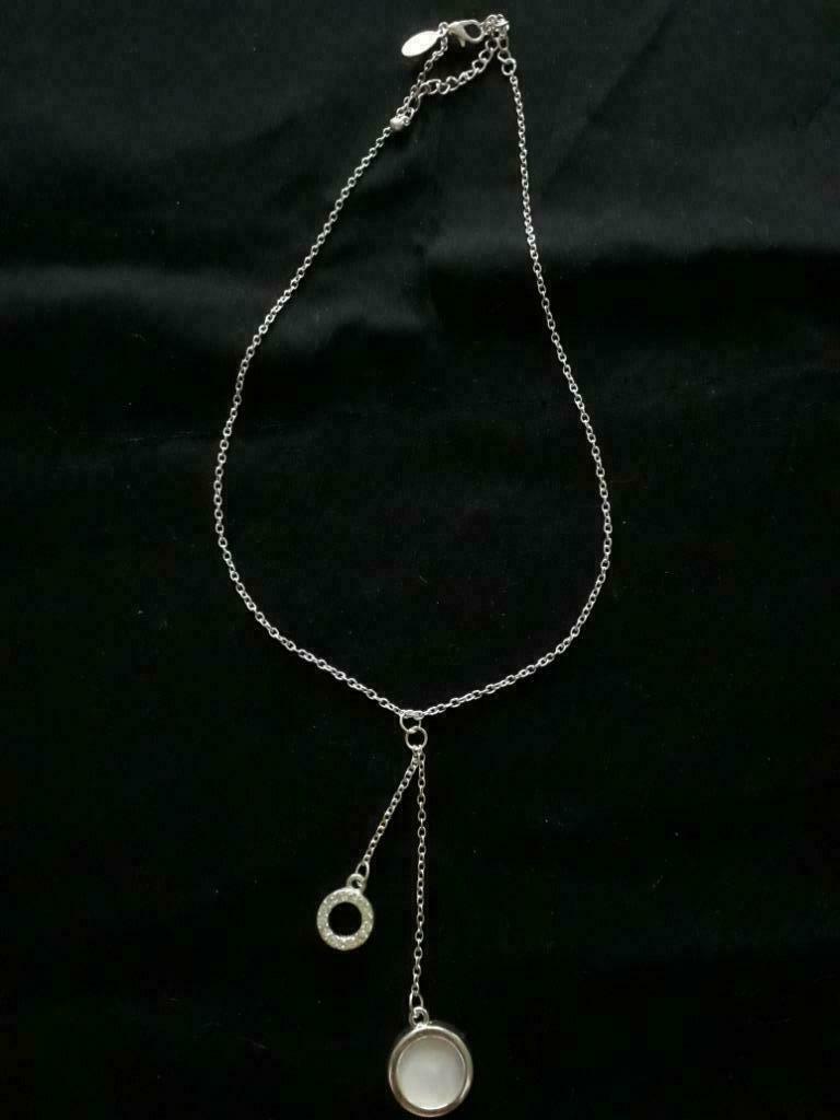 Collier  avec perle en nacre et strass, Bijoux, Sacs & Beauté, Colliers, Neuf, Pierre ou Minéral, Enlèvement ou Envoi, Avec pendentif