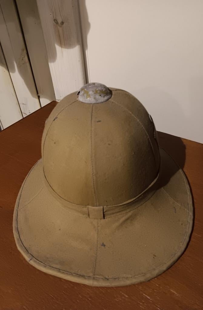 Tropenhelm, Ophalen