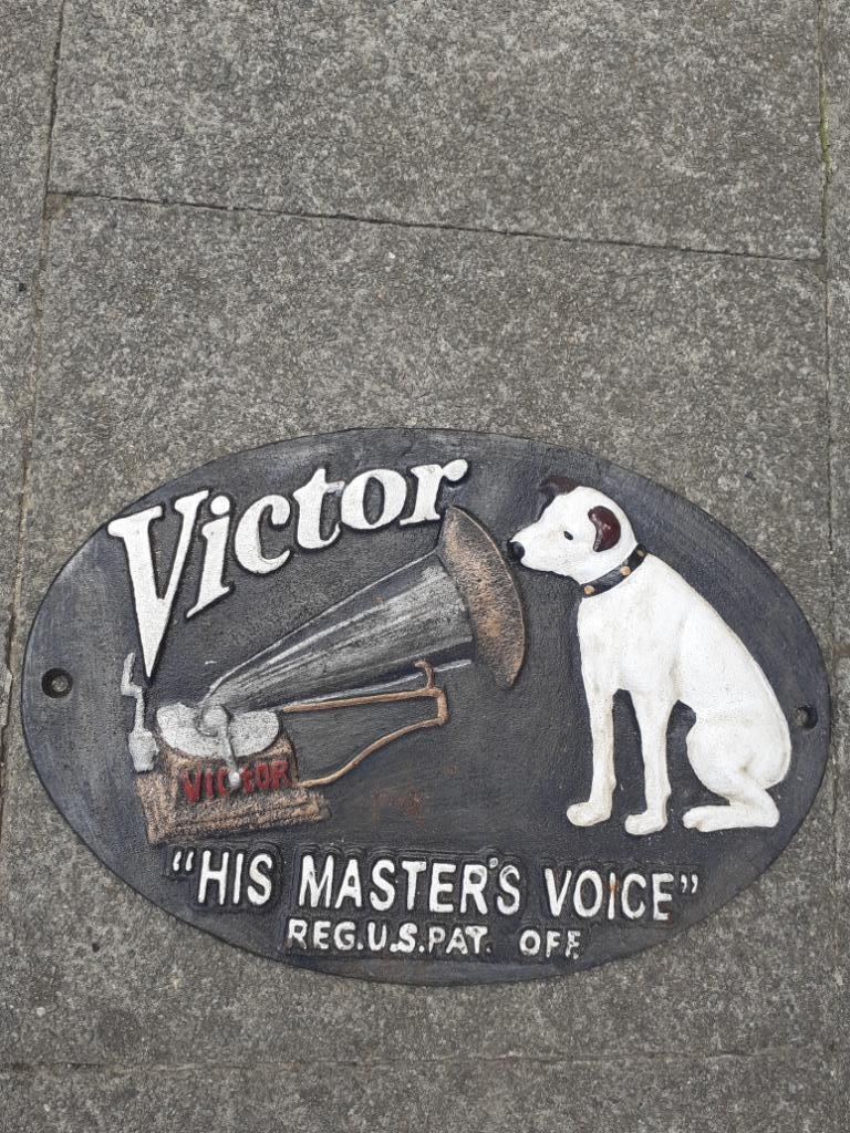 Plaque , fronton en fonte patinée his master's voice (gramop, Collections, Enlèvement ou Envoi, Comme neuf