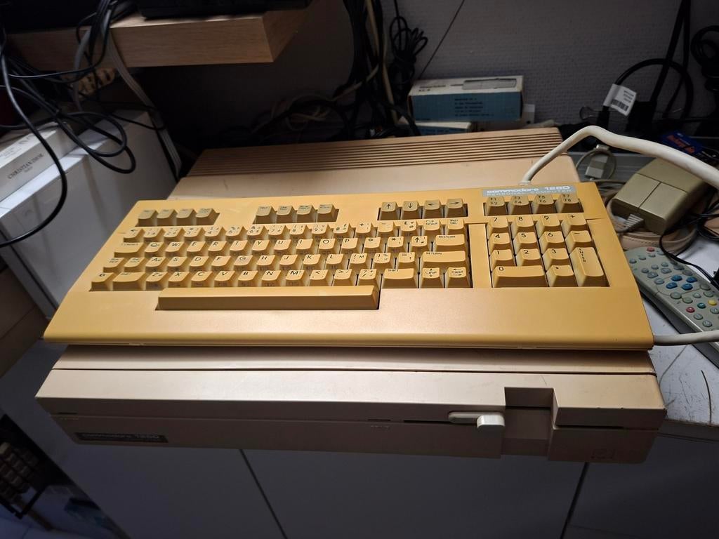 a vendre commodore 128 d avec clavier jaunie, Enlèvement