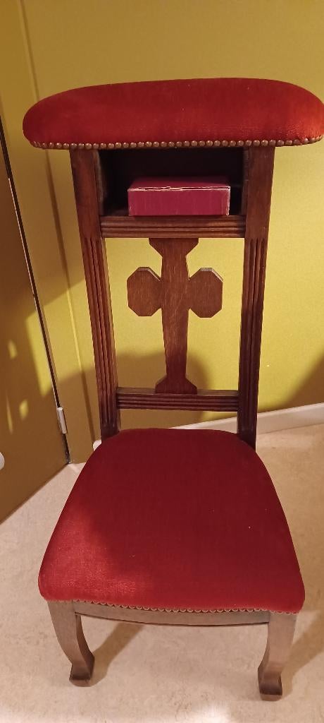 LUXE kerkstoel (rood fluweel), geen schade ,vakje kerkboek, Antiek en Kunst, Ophalen