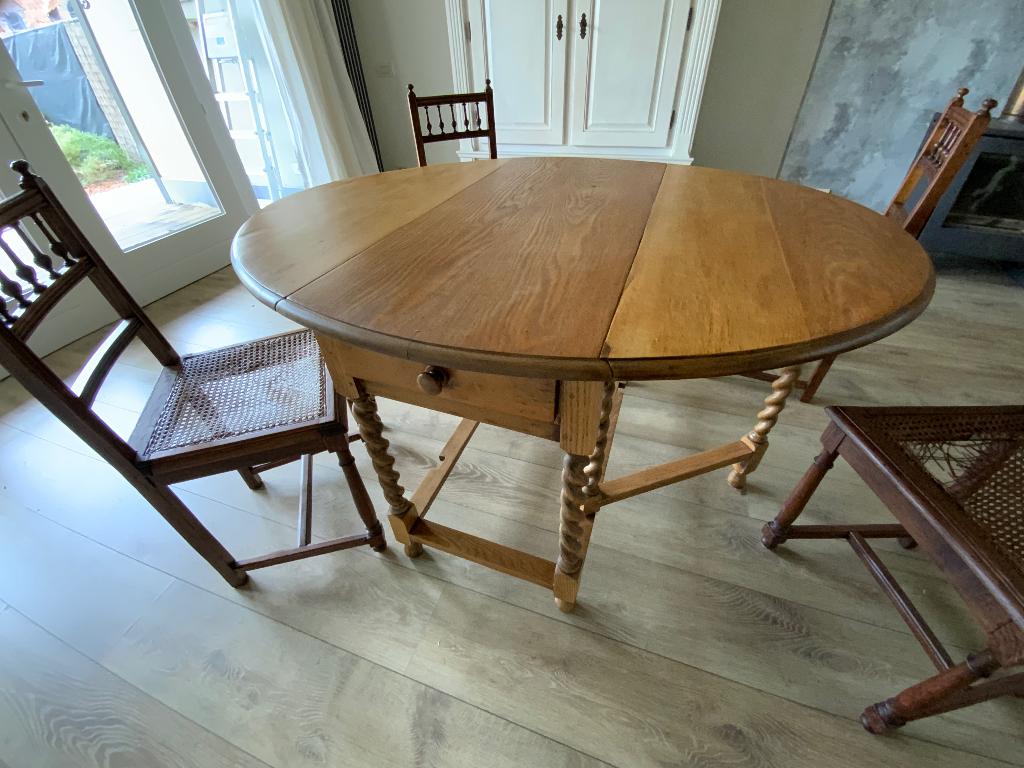 Antieke tafel met 4 stoelen., Antiek en Kunst, Ophalen