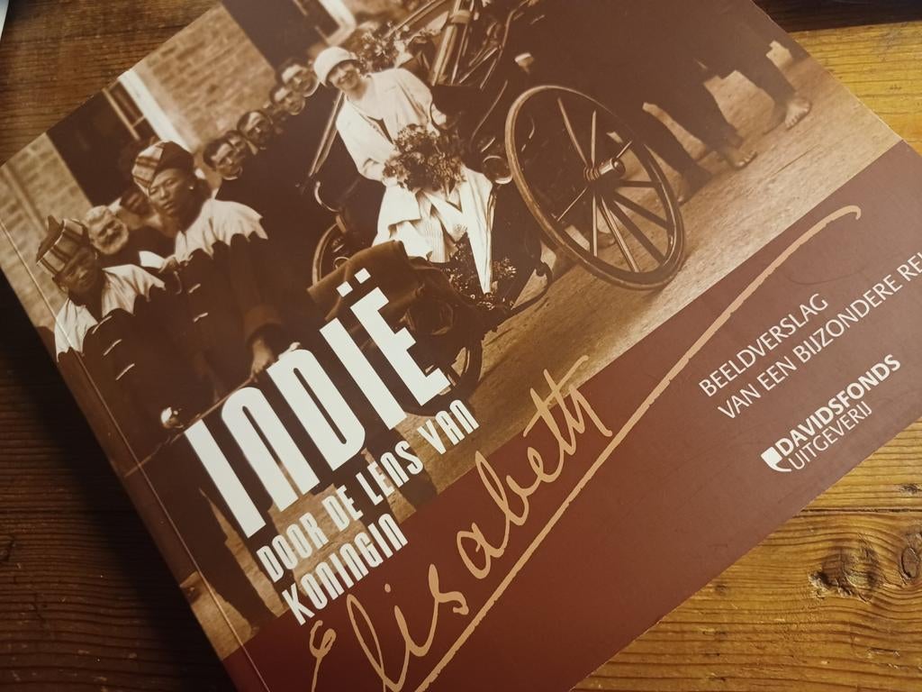 Sophie De Smet - Indië door de lens van koningin Elisabeth, Boeken, Ophalen of Verzenden, Zo goed als nieuw, Sophie De Smet