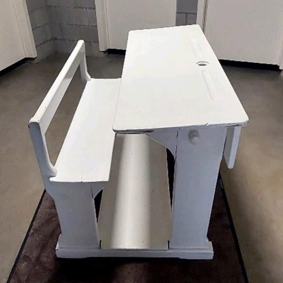 Magnifique bureau d'école en bois blanc, Enlèvement