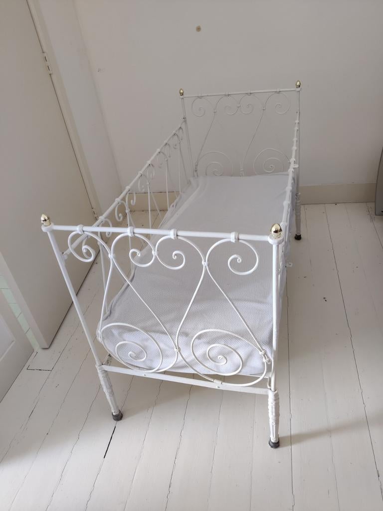 Vintage ijzeren babybedje + matras + hoes, Ophalen