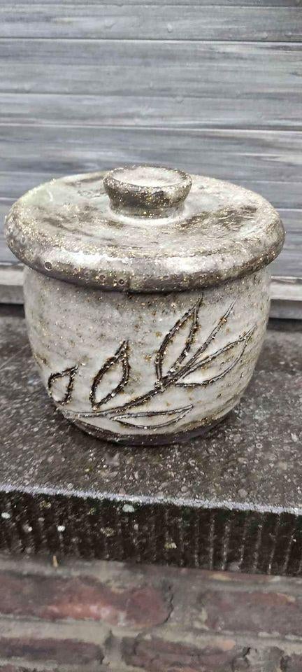 Boite en céramique de dour signe germaine steurs, Antiquités & Art, Antiquités | Céramique & Poterie, Enlèvement ou Envoi