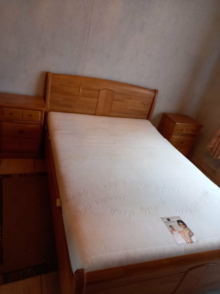 slaapkamer met 2 pers bed, 4deurskast en commodo met spiegel, 210 cm, Enlèvement, Bois, Deux personnes