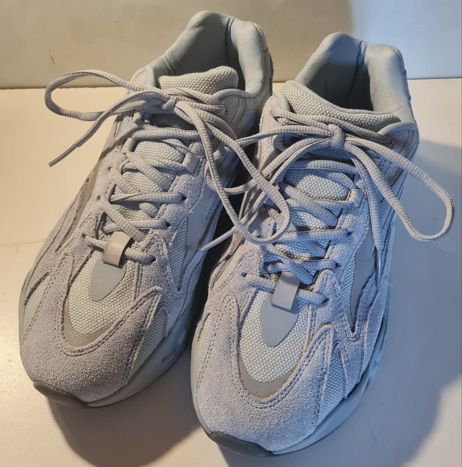 Baskets Adidas Yeezy Boost 700 V2 « Hospital Blue »
Taille 4, Vêtements | Hommes, Chaussures, Enlèvement ou Envoi, Comme neuf