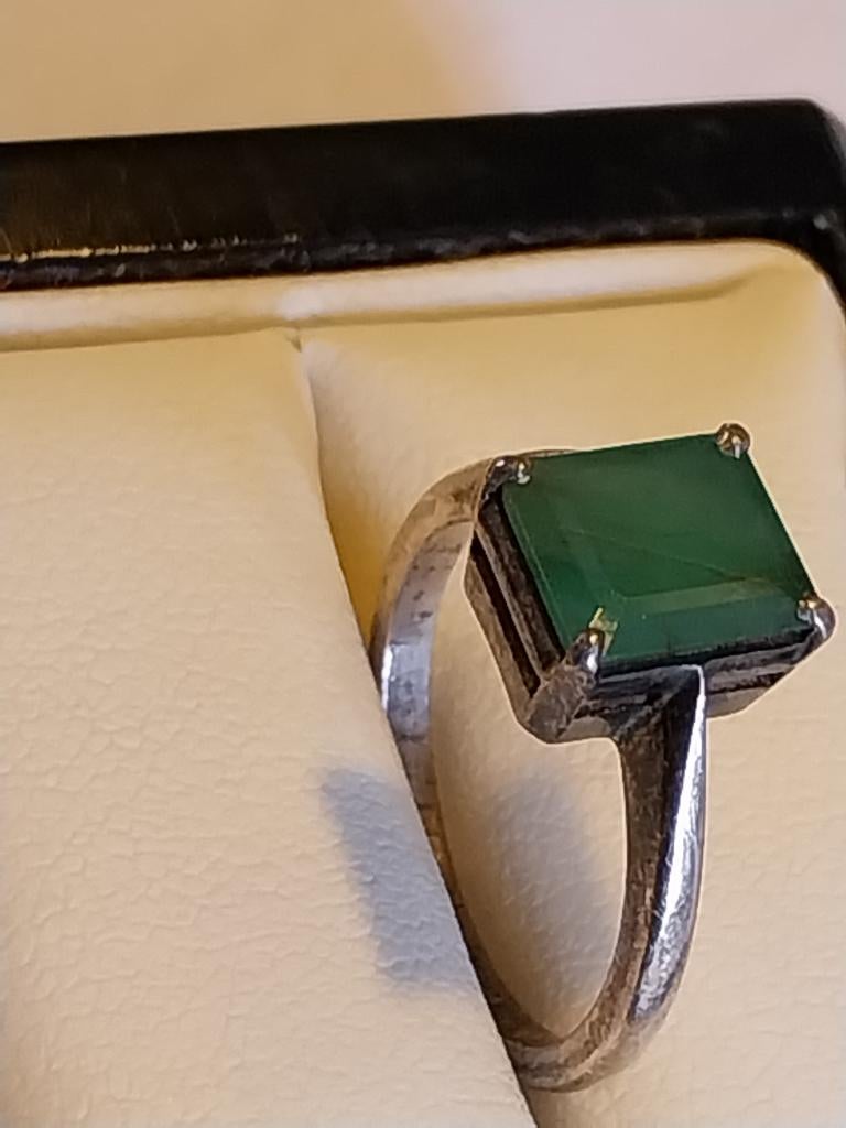 925 ZILVEREN RING MET EEN SMARAGD VAN 0,9 CM, Ophalen of Verzenden, Zo goed als nieuw, Met edelsteen, Dame