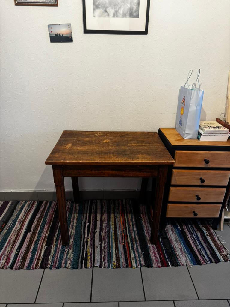 Petite table en bois, Enlèvement