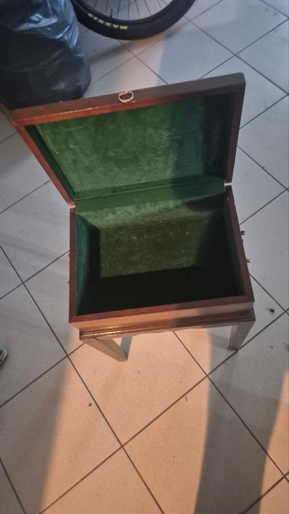 Houten kastje ouwe stijl, Ophalen