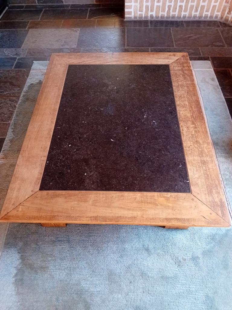 Houten salontafel met natuursteen, Ophalen