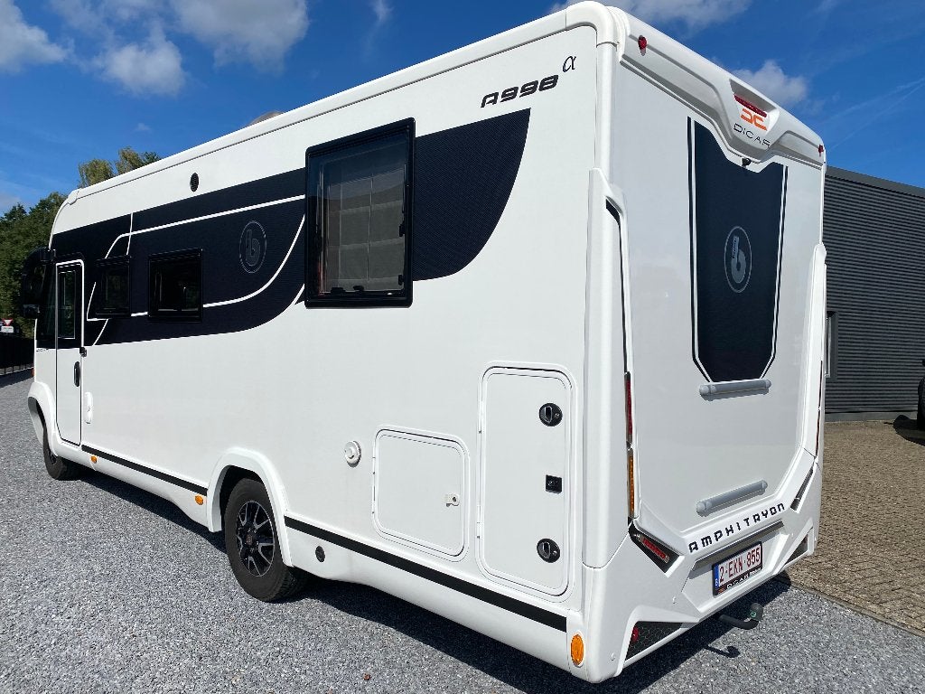 Benimar Amphirtryon A998 slechts 12500 km Queensbed 2023 Bj., Caravans en Kamperen, Integraal, Boiler, Standaard zit, Verwarmde buitenspiegels