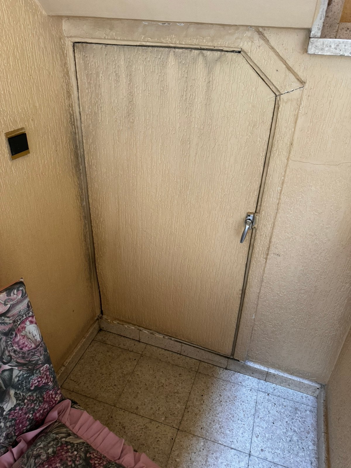 Gezocht: klusjesman die een houten deur kan vervangen., Ophalen