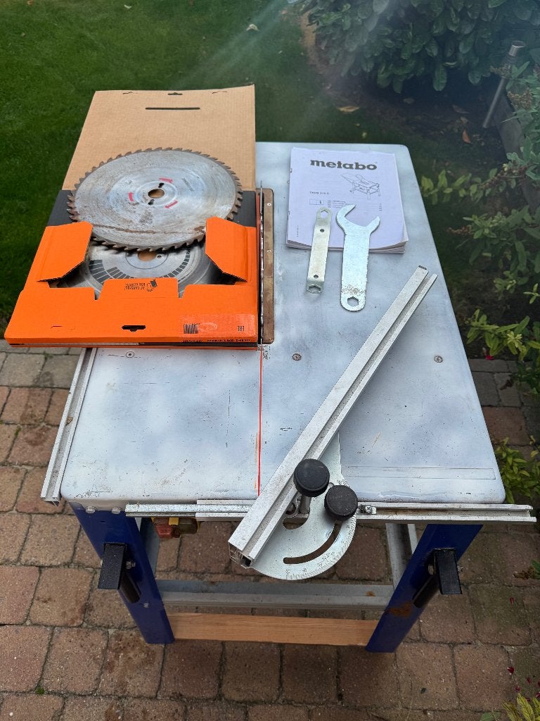 Table de scie - Table de Scie, 600 à 1200 watts, 70 mm ou plus, Enlèvement, Utilisé