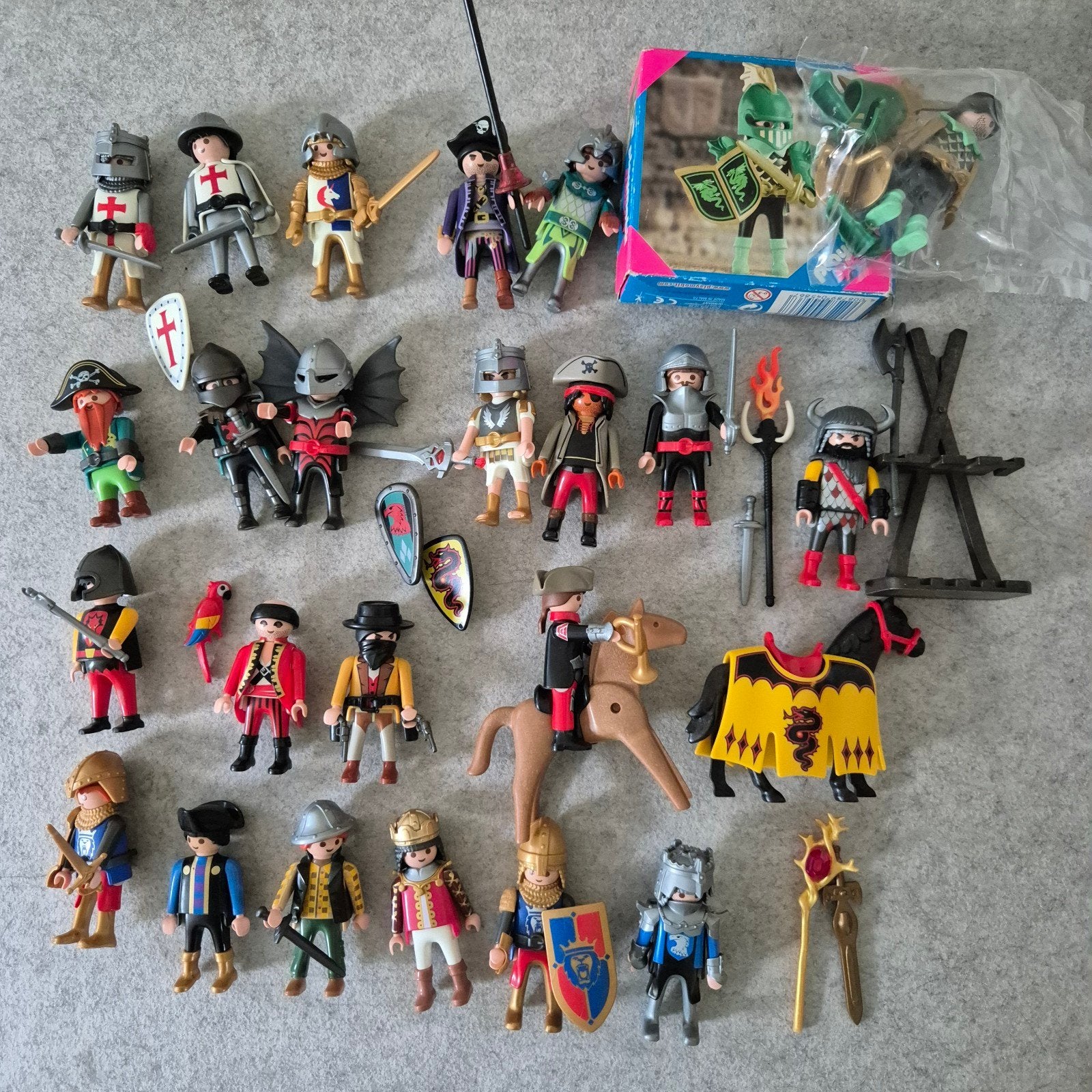 Playmobil 23 poppetjes en 2 paarden, Kinderen en Baby's, Ophalen of Verzenden