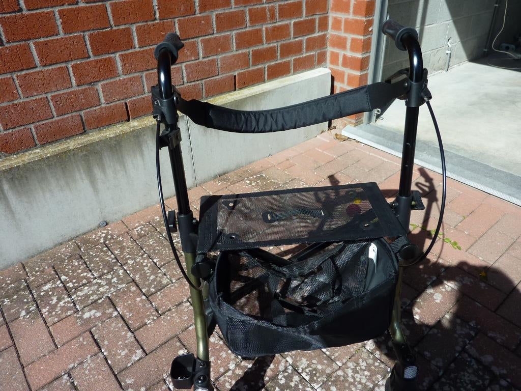 Déambulateur presque neuf, Divers, Déambulateurs, Comme neuf, Poids léger, Pliable, Enlèvement