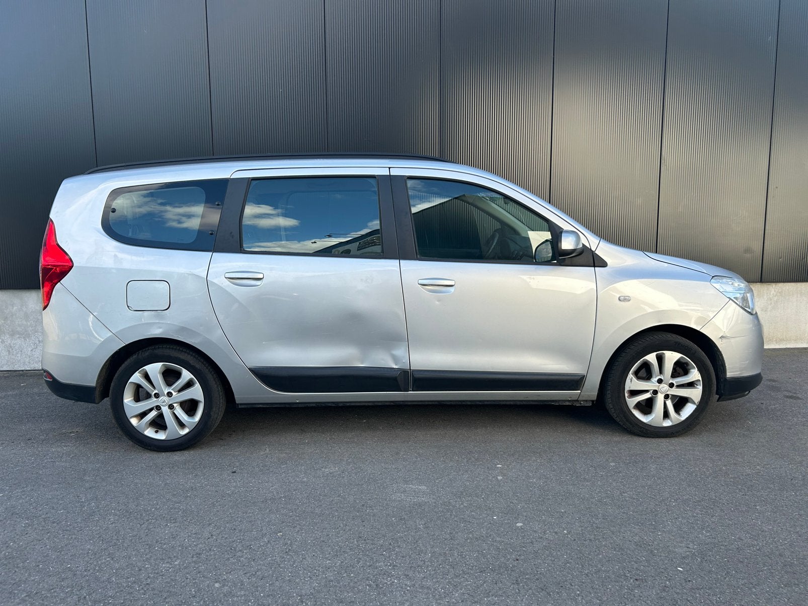 Dacia Lodgy 1.2i / Airco / 7 Zitplaatsen, Auto's, Dacia, Parkeersensor, Euro 5, Stof, Zwart