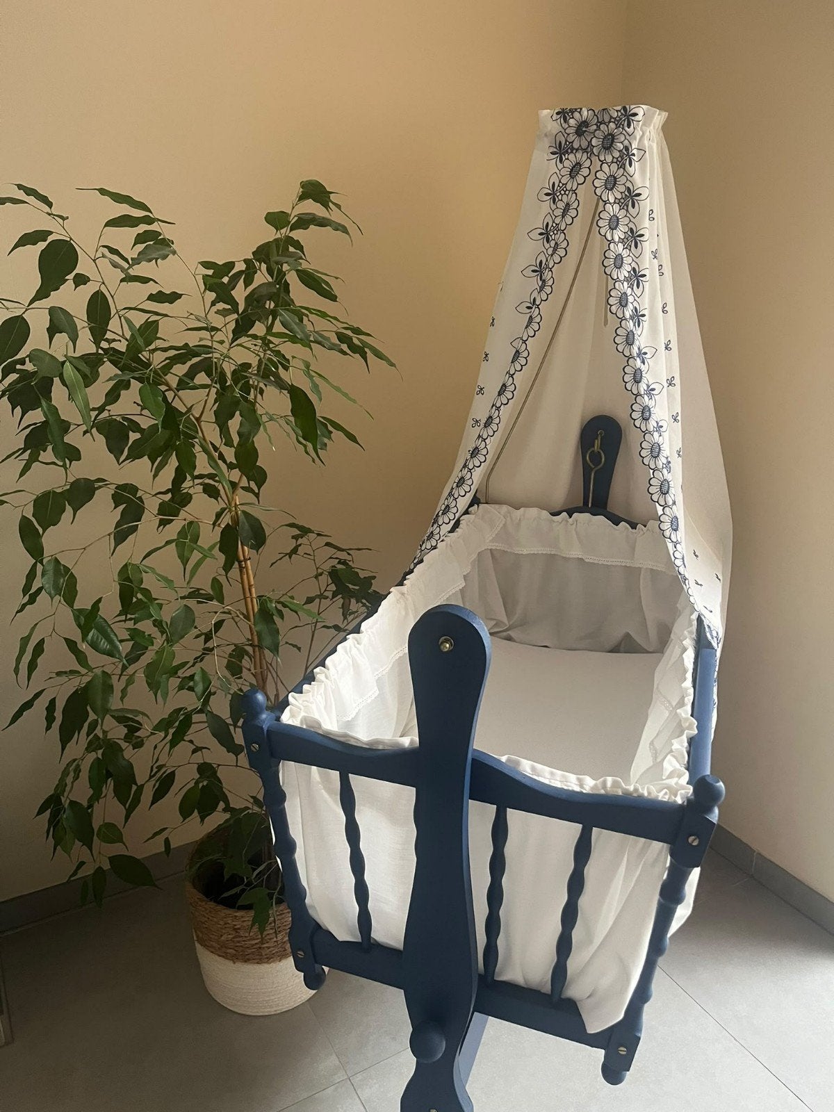 Vintage babywieg met toebehoren- blauw met kanten hemel, Kinderen en Baby's, Ophalen, Zo goed als nieuw, Wieg