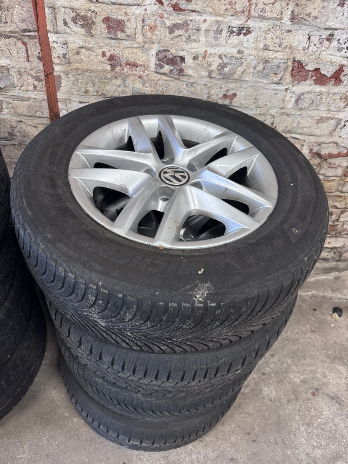 Jantes Volkswagen d origine avec pneus hiver, Auto-onderdelen, Banden en Velgen, Ophalen, Gebruikt, 16 inch, Banden en Velgen