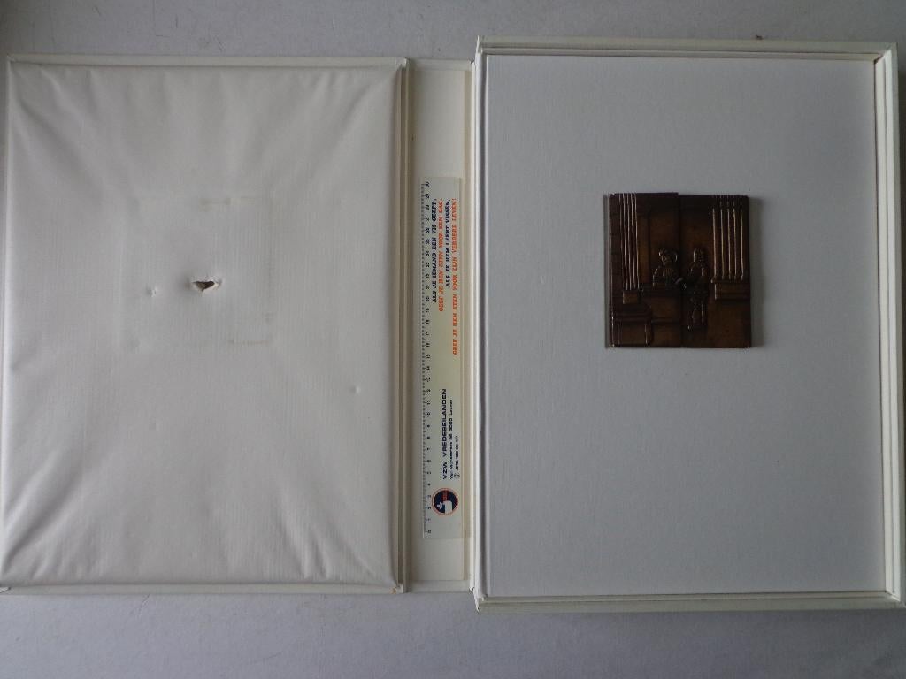 Brons en boek Apostolorum Limina van Vic Gentils uit 1975, Antiek en Kunst, Brons, 20 - 50 cm, Europa, Modern