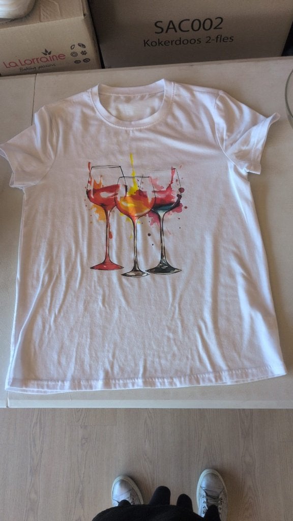 witte T-Shirt met 3 glazen wijn erop - M - 6€, Kleding | Dames, T-shirts, Maat 38/40 (M), Wit, Ophalen of Verzenden, Zo goed als nieuw